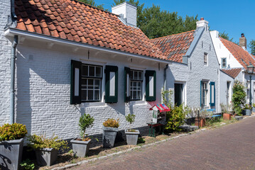 Typische Häuser in der Warwijksestraat in Veere. Provinz Zeeland in den Niederlanden