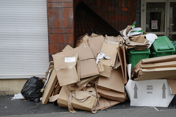 Grève des éboueurs et amas de déchets sur le trottoir