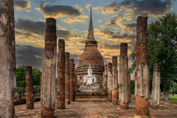 Obraz premium Pagoda and ruined chapel monastery complex at Wat Sa Si temple, Sukhothai Historical Park, Thailand