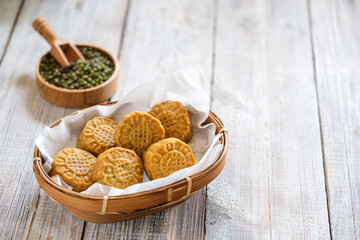 pia is a cookies made from mixture green beans, sugar and wrapped flour, then baked.