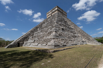 Fototapeta na wymiar Chitzen Itza is a Mayan ruin on Mexico's Yucatán Peninsula in the state of Yucatán.
