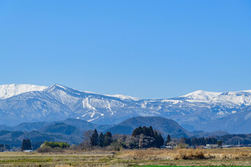 春を待つ蔵王と宮城の田園地帯
