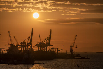 Obraz premium sunset and izmir view from the skyscraper balcony
