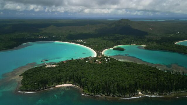 The narrow land bridge and peninsula on the Isle of Pines between Kuto Bay and Kanumera Bay called Presqu&rsquo;&icirc;le de Kuto - pull back aerial reveal