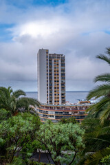 Fototapeta na wymiar Hochhäuser mit vielen Wohneinheiten in Puerto de la Cruz auf Teneriffa