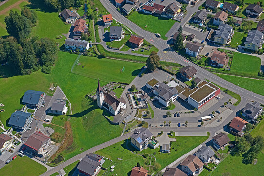 Flugaufnahme des Dorfes  Ennetmoos, Kanton Nidwalden, Schweiz
