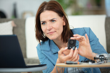 woman doing the transfer of photographs