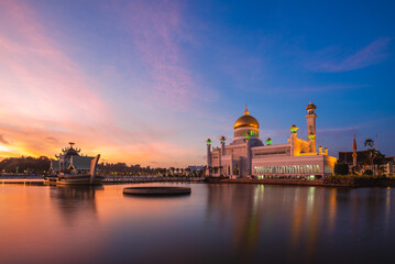 Fototapeta na wymiar Omar Ali Saifuddien Mosque in Bandar Seri Begawan, brunei darussalam