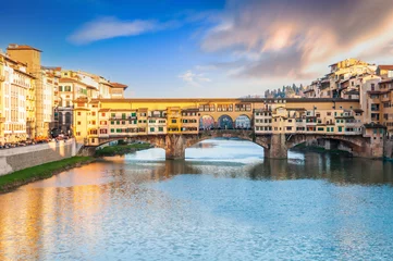 Cercles muraux Ponte Vecchio Ponte Vecchio over the Arno river at sunset, in Florence, Tuscany in Italy
