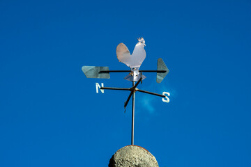 Girouette en forme de coq sur un ciel bleu © JBN