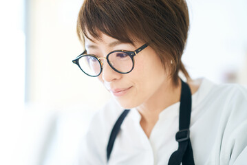 メガネをかけた女性