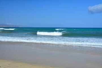 Fototapeta na wymiar Atlantic Ocean beach at Fuerteventura island in Canary Islands, Spain.