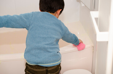 お風呂掃除をする子供