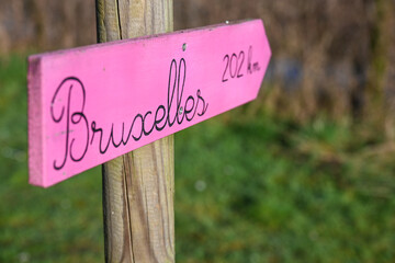 fleche geographie planète enfant education orientation kilometres distance Belgique Bruxelles