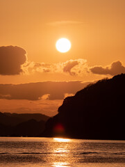 夕日と山のシルエット