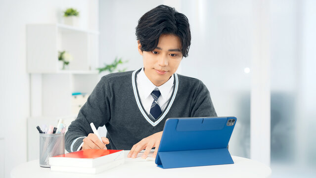 タブレットで勉強する男子学生