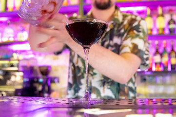 man hand bartender making cocktail in glass on the bar counter