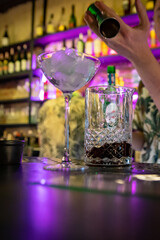 man hand bartender making cocktail in glass on the bar counter