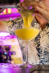 man hand bartender making cocktail in glass on the bar counter