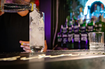man hand bartender making cocktail in glass on the bar counter