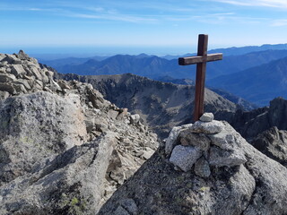 sommet du retondo avec sa croix après une randonnée en partant de la vallée de la restonica,...