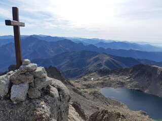sommet du retondo avec sa croix et vu sur le lac de bettaniella après une randonnée depuis la vallée de la restonica en corse