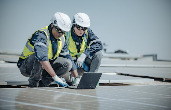 Electromechanical Solar Panel Technician Install, Assemble Photovoltaic Systems On Roof Based On Site Assessment And Schematic Design. Energy Efficiency Efforts Promote Future Sustainable Development.