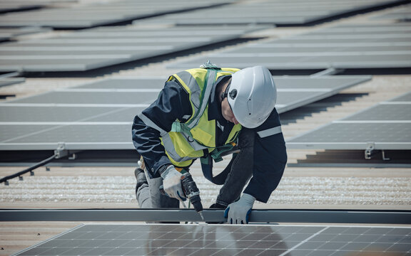 Electromechanical Solar Panel Technician Install, Assemble Photovoltaic Systems On Roof Based On Site Assessment And Schematic Design. Energy Efficiency Efforts Promote Future Sustainable Development.