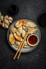 gyoza dumplings raviolis asiatique vapeur fait maison légumes et tofu