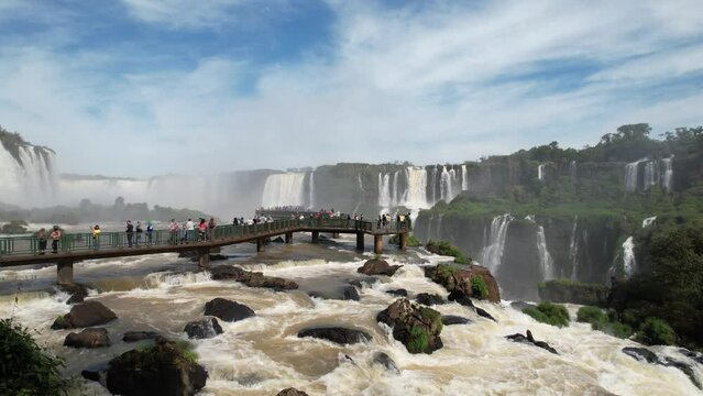 Cataratas del Iguaz&uacute; vistas desde un drone con Arcoiris Garganta del diablo