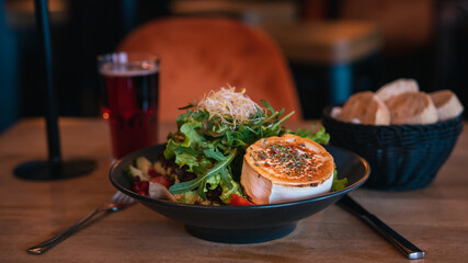 Bunter Salatteller mit angebratenem Ziegenkäse, Kräutern und Granatapfelstücken in einem gemütlichen Restaurant - Perfekt für gesunde Ernährung oder Restaurant-Marketing.