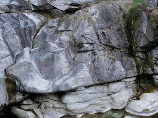 Fototapeta na wymiar The crystalline and emerald waters in the canyons of the Verzasca river. Lavertezzo, Switzerland.