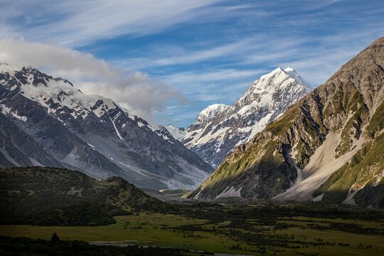Fototapeta snow covered mountains on a sunny day in new zealand,