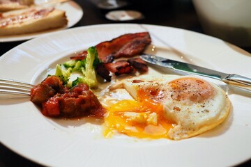 半熟卵とベーコンエッグ