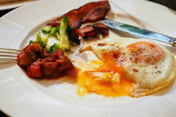 ホテルのベーコンエッグ	