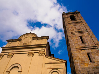 Italia, Toscana, Lucca, il paese di Pieve di Compito, veduta del pese e la chiesa di  Sant'Andrea.