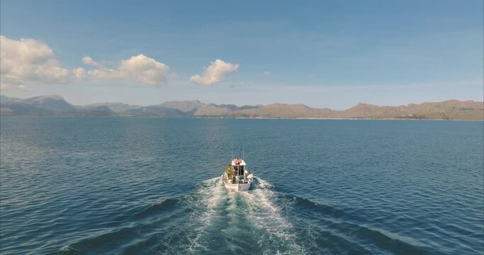 Barco con pescador pescando con casas de fondo, mediterr&aacute;neo (Dji Mavic 3 cine)