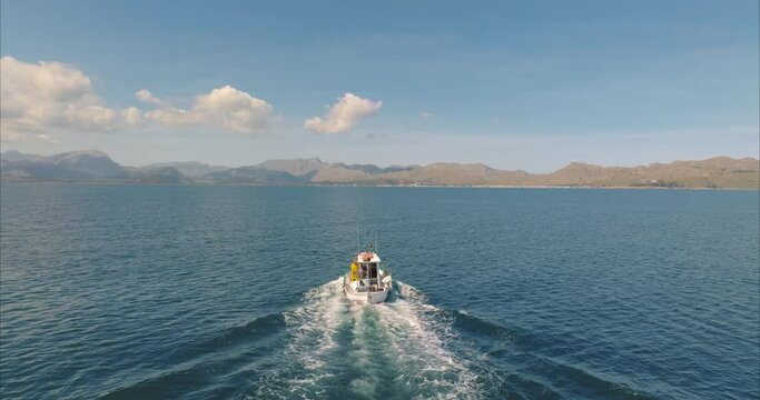 Barco con pescador pescando con casas de fondo, mediterr&aacute;neo (Dji Mavic 3 cine)