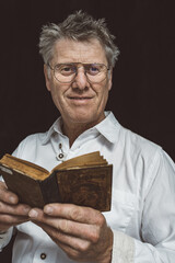 Professor mit Buch