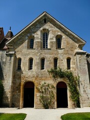 Fototapeta na wymiar L’entrée de l’enfermerie de l’abbaye de Fontenay