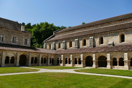 Le cloitre de l&rsquo;abbaye de Fontenay 