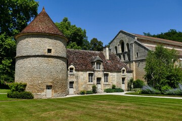 Fototapeta na wymiar Le pigeonnier, le chenil et l’église abbatiale de l’abbaye de Fontenay
