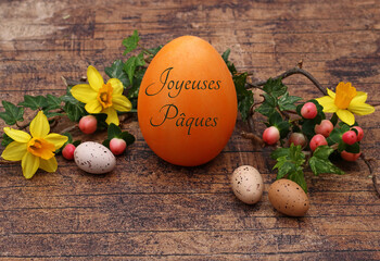 Joyeuses Pâques carte de voeux : Oeuf de Pâques en lettres avec des fleurs, des branches et des...