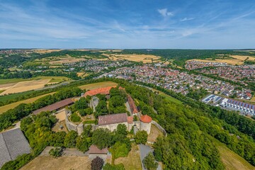 Burg Neuhaus oberhalb von Igersheim im Luftbild
