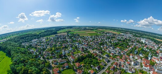 Blick über die südlichen Stadtteile von Illertissen ins schwäbische Illertal