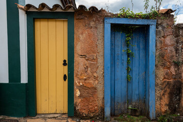 Portas coloridas e textura de parede, Tiradentes, Minas Gerais, Brasil