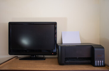Monitor de pc de escritorio con impresora de color negra