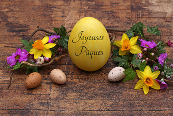 Carte de voeux Joyeuses Pâques : Oeuf de Pâques jaune avec le texte Joyeuses Pâques sur un fond...