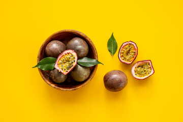 Obraz premium Ripe fresh passion fruit - marakuya - in wooden bowl. Top view