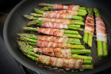 Grüner Spargel im Speckmantel knusprig angebraten